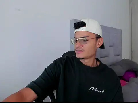 Snapshot of FredericSloan chatting on February 24, 8:53 pm FredericSloan online show from February 24, 8:53 pm