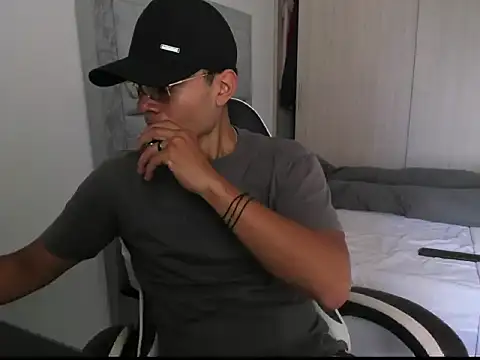 Snapshot of FredericSloan chatting on March 2, 8:05 pm FredericSloan online show from March 2, 8:05 pm