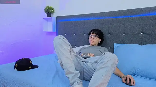 Snapshot of Ale_cuzz chatting on February 14, 2:06 pm Ale cuzz online show from February 14, 2:06 pm