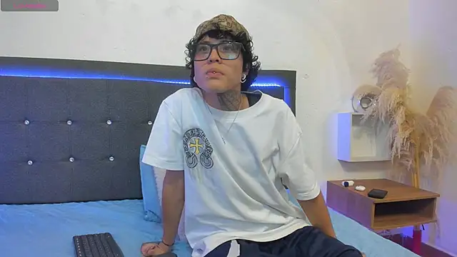 Snapshot of Ale_cuzz chatting on February 18, 9:00 pm Ale cuzz online show from February 18, 9:00 pm