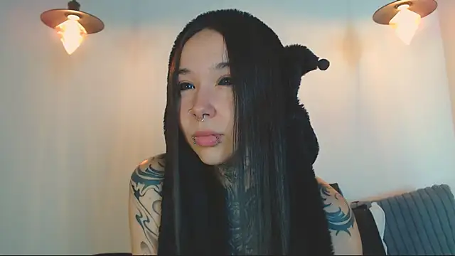 Snapshot of alien_eyes09 chatting on April 28, 1:15 am alien eyes09 online show from April 28, 1:15 am