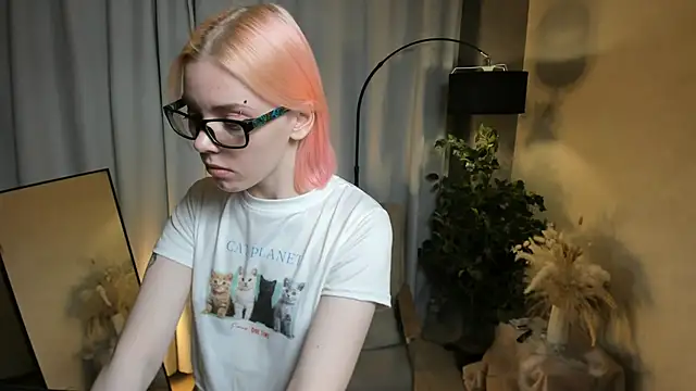 Snapshot of RonniHang chatting on February 17, 1:14 am RonniHang online show from February 17, 1:14 am