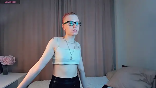 Snapshot of RonniHang chatting on February 28, 3:06 am RonniHang online show from February 28, 3:06 am