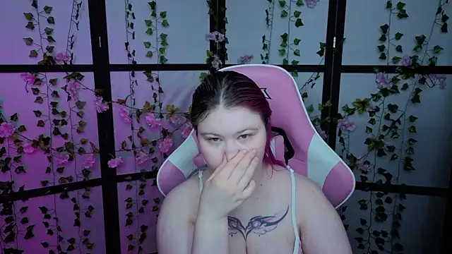 Snapshot of kitsune_little chatting on June 21, 10:26 pm kitsune little online show from June 21, 10:26 pm