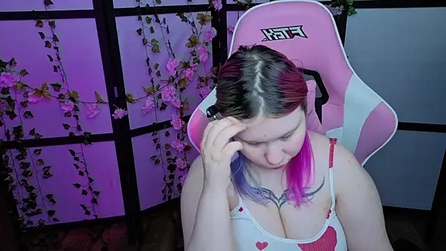 Snapshot of kitsune_little chatting on June 8, 1:28 am kitsune little online show from June 8, 1:28 am
