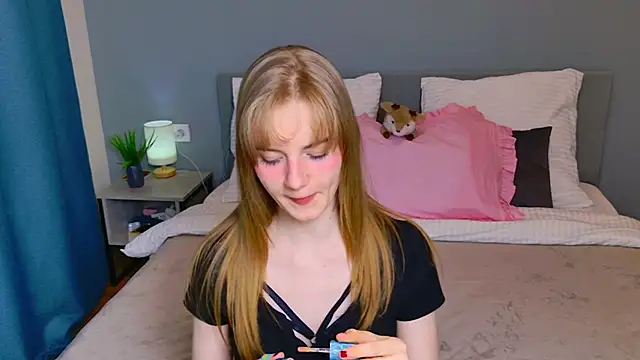 ElfieWhite online show from April 19, 5:58 pm