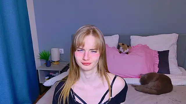 ElfieWhite online show from April 19, 6:10 pm