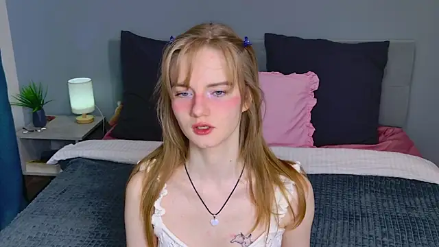 ElfieWhite online show from April 30, 4:25 pm
