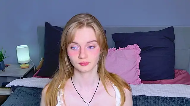 ElfieWhite online show from April 30, 8:57 pm