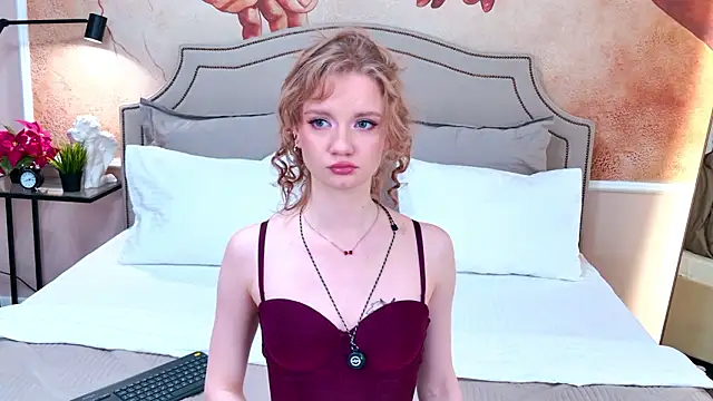 ElfieWhite online show from March 18, 3:24 pm