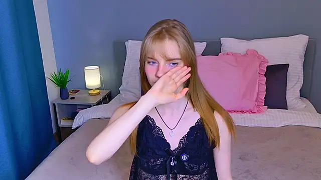 ElfieWhite online show from April 22, 4:36 pm