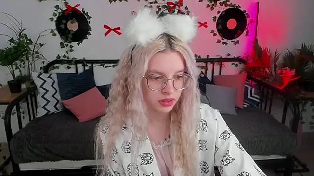 Snapshot of TiffanyPeachi chatting on February 26, 10:37 am TiffanyPeachi online show from February 26, 10:37 am