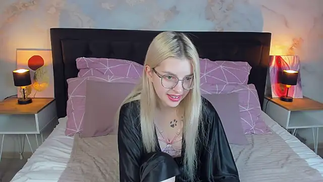 TiffanyPeachi online show from March 18, 6:27 am