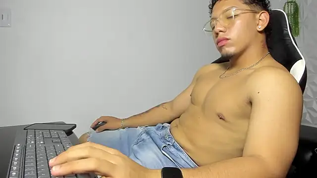 Snapshot of MaxSeduce23 chatting on February 14, 7:14 pm MaxSeduce23 online show from February 14, 7:14 pm