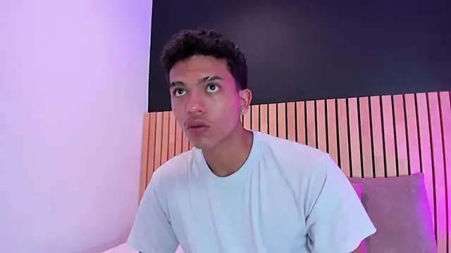 jhoystrong  online show from March 4, 7:32 pm