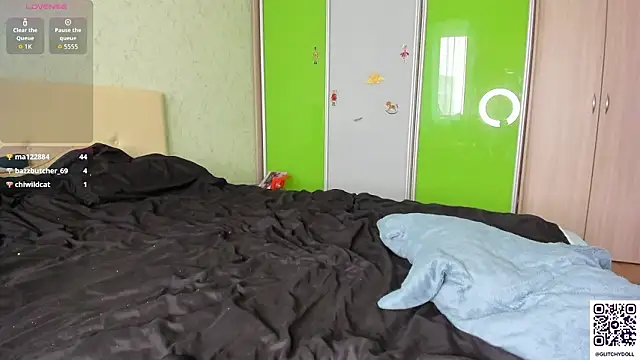 GlitchyDolly online show from March 27, 8:26 am