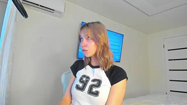 Snapshot of GlitchyDolly chatting on June 15, 5:51 am GlitchyDolly online show from June 15, 5:51 am
