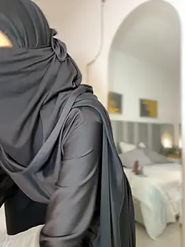 aminaa  online show from February 14, 7:03 pm