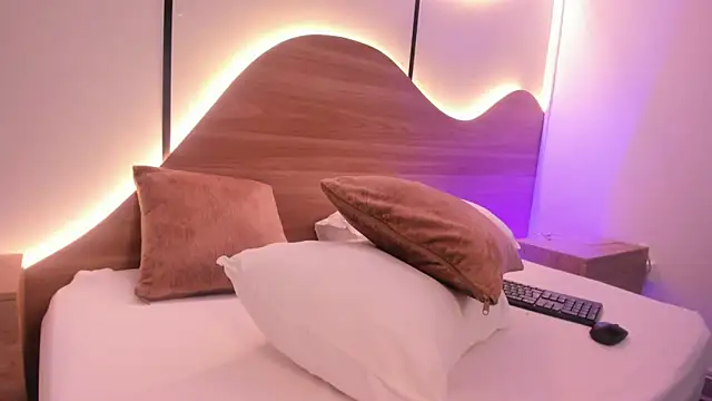 ariadna boneville online show from April 10, 2:40 am