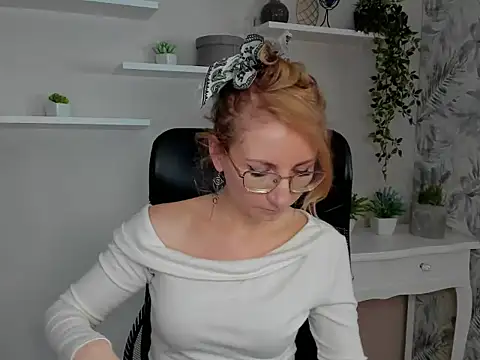 Snapshot of CinderellaMoon chatting on February 20, 6:26 am CinderellaMoon online show from February 20, 6:26 am