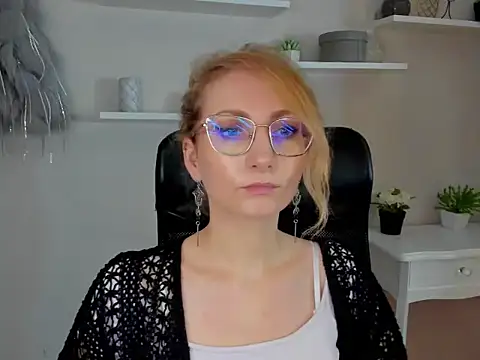 Snapshot of CinderellaMoon chatting on February 25, 6:35 am CinderellaMoon online show from February 25, 6:35 am