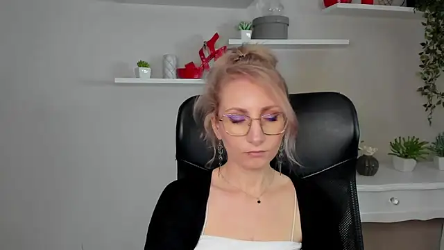 CinderellaMoon online show from March 12, 6:28 am