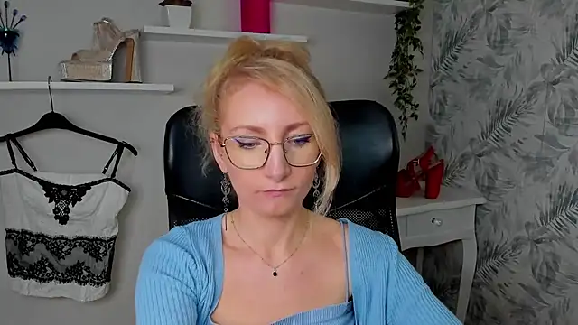 CinderellaMoon online show from March 27, 6:22 am