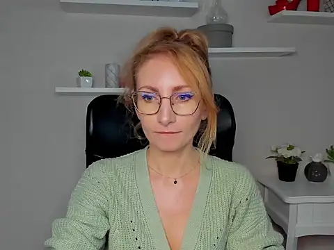 CinderellaMoon online show from March 6, 6:30 am