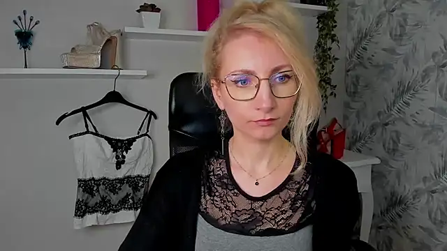 CinderellaMoon online show from March 31, 5:20 am