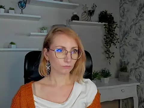 Snapshot of CinderellaMoon chatting on February 19, 6:21 am CinderellaMoon online show from February 19, 6:21 am