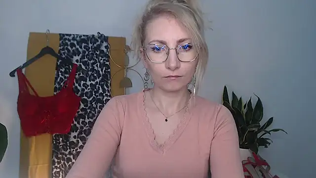 CinderellaMoon online show from April 14, 5:23 am