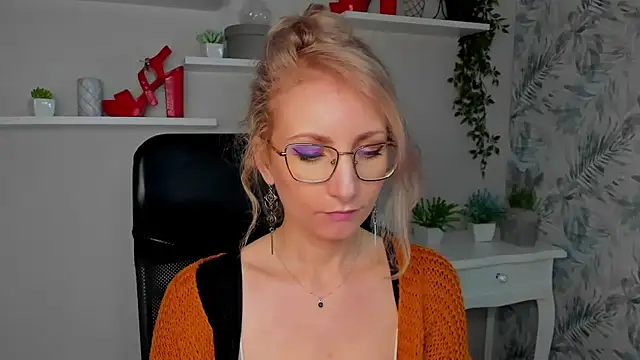 CinderellaMoon online show from March 13, 6:18 am