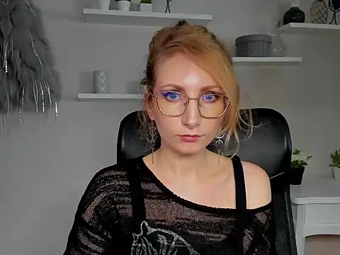 Snapshot of CinderellaMoon chatting on February 24, 6:58 am CinderellaMoon online show from February 24, 6:58 am