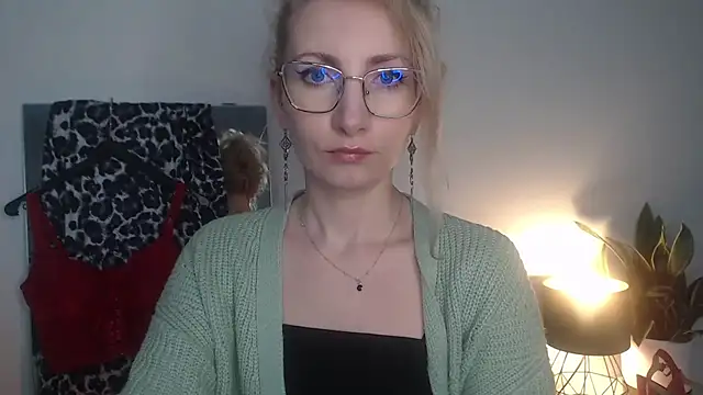 CinderellaMoon online show from April 3, 5:25 am