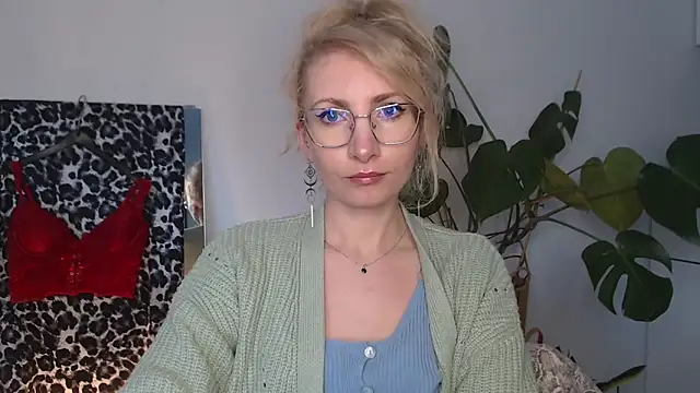 CinderellaMoon online show from April 10, 5:25 am