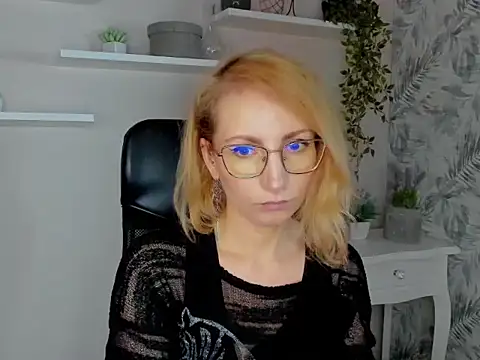 Snapshot of CinderellaMoon chatting on February 23, 6:25 am CinderellaMoon online show from February 23, 6:25 am