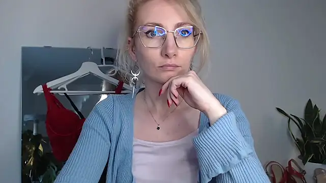 CinderellaMoon online show from April 1, 5:31 am