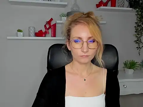 CinderellaMoon online show from March 11, 6:29 am