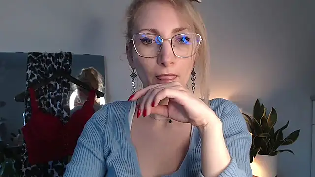 CinderellaMoon online show from April 2, 5:36 am