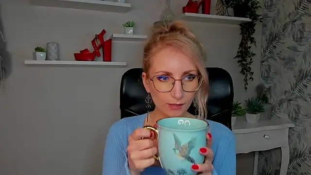 CinderellaMoon online show from March 17, 6:27 am