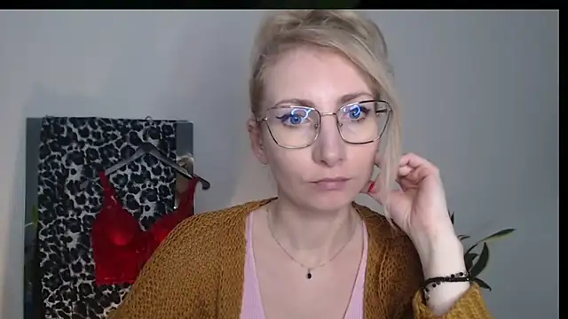 CinderellaMoon online show from April 8, 5:20 am