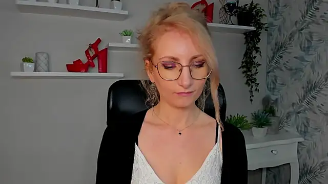 CinderellaMoon online show from March 18, 6:27 am