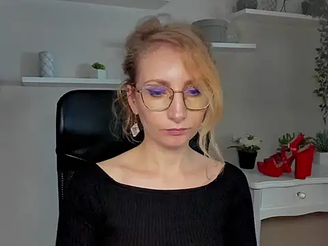 Snapshot of CinderellaMoon chatting on February 26, 6:24 am CinderellaMoon online show from February 26, 6:24 am