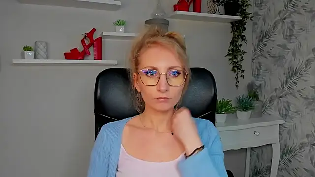 CinderellaMoon online show from March 19, 6:24 am