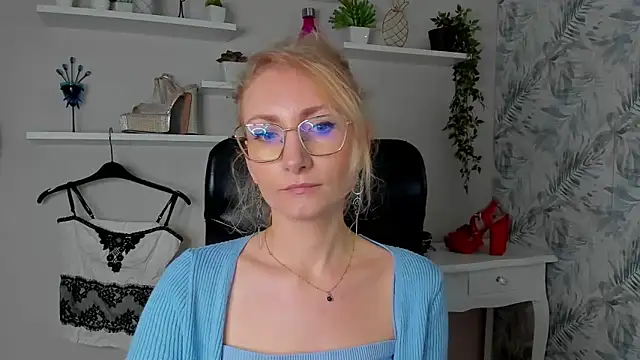 CinderellaMoon online show from March 26, 6:22 am