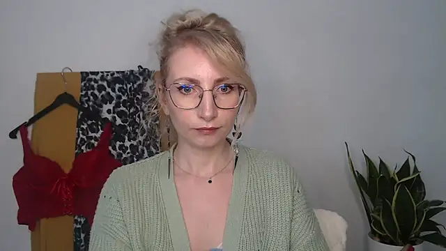 CinderellaMoon online show from April 16, 6:47 am