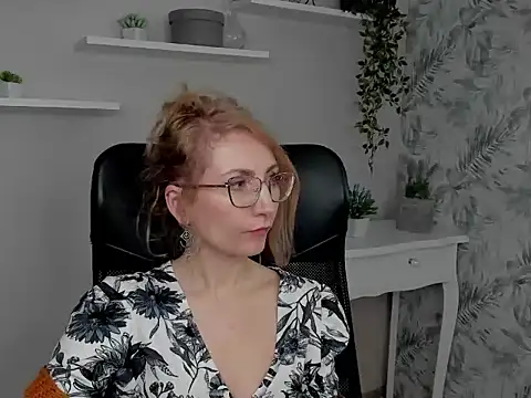 Snapshot of CinderellaMoon chatting on February 18, 6:44 am CinderellaMoon online show from February 18, 6:44 am