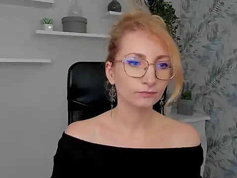 Snapshot of CinderellaMoon chatting on March 2, 6:25 am CinderellaMoon online show from March 2, 6:25 am