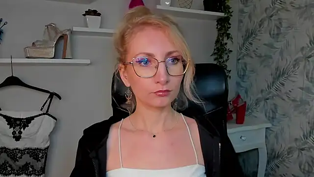 CinderellaMoon online show from March 24, 6:24 am