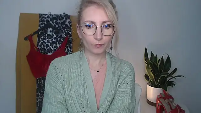 CinderellaMoon online show from April 15, 5:24 am